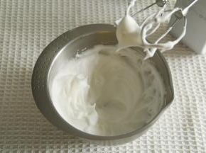 蛋白滴入几滴柠檬汁去腥。用电动打蛋器顺一个方向、中速打到提起打蛋头呈现小弯钩状态，转低速打2圈整理大气泡。