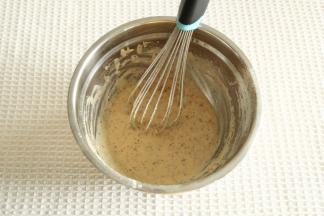 之字形混合成顺滑滴落的红枣蛋黄糊。预热烤箱上下150度。