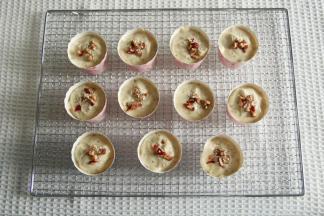 倒入纸杯9分满。撒上红枣碎和白芝麻。