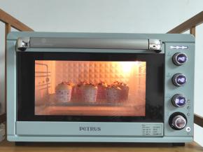 送入预热好的烤箱中层，转上下120度烤30分钟，转140度再烤10分钟上色。