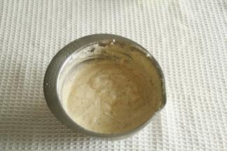 取1/3蛋白霜入蛋黄糊中，左手配合逆时针转盆，蛋抽从2点钟方向切入，从盆底划到7点钟方向翻起到盆中心，初步混匀。拌匀的面糊倒回到剩余蛋白霜中，同样操作混匀，最后用刮刀将盆边和盆底蛋抽没有拌匀的，再翻拌几下即可。