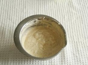 取1/3蛋白霜入蛋黄糊中，左手配合逆时针转盆，蛋抽从2点钟方向切入，从盆底划到7点钟方向翻起到盆中心，初步混匀。拌匀的面糊倒回到剩余蛋白霜中，同样操作混匀，最后用刮刀将盆边和盆底蛋抽没有拌匀的，再翻拌几下即可。