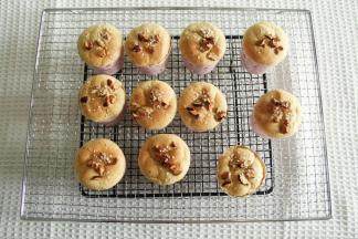 烤完出炉，振2下振出热气，冷凉好了密封打包即可！