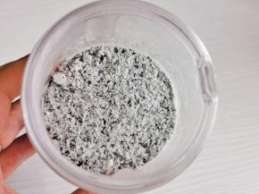 15克芝麻与少许面粉混合打成粉。（面粉从275克中取出一点即可）