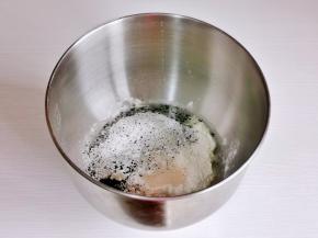 将贝果食材全部放入厨师机中，启动厨师机揉面，贝果的面团对手套膜要求不高，揉出不易破的厚膜即可。