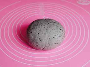 取出揉圆盖上保鲜膜醒发20分钟。