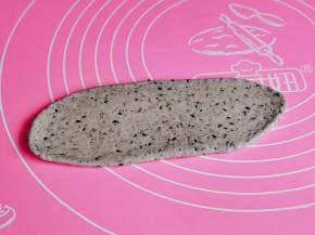 取一块面团擀长舌状。