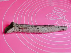 从上往下卷起来，收口捏紧，搓成圆柱形，一边尖，一边留口，如图。