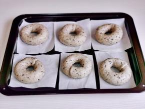 依次做好，放在油纸上，用湿布盖上，室温醒发30分钟。（注意是湿布，保持贝果胚的湿度）
