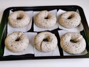 贝果醒发至明显变大。