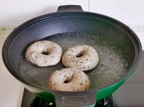 锅中加入纯净水，再加糖，将水煮到有小泡泡时转小火，贝果胚面朝上放入锅中烫30秒，再翻一面烫30秒。（记得哪个先放，哪个后放的哈，时间到立即取出放在油纸上淋干）