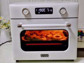 将贝果放在垫有油纸的烤盘上，入烤箱中层上下管190°烤18-20分钟。