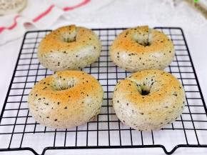 取出放烤网上晾凉。