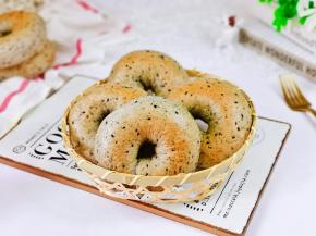 贝果表皮有韧性，有嚼劲贝果独特的魅力。