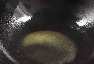 起锅热油，放入少许盐炒匀