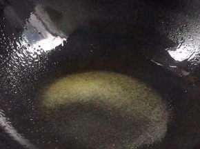 起锅热油，放入少许盐炒匀