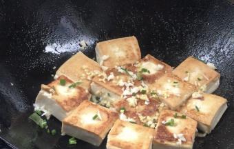 加入葱姜蒜煎香