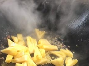 放入菠萝炒匀