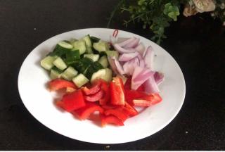 备好黄瓜、红椒和洋葱丁