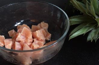 鸡肉洗净切成小丁