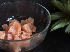 鸡肉洗净切成小丁