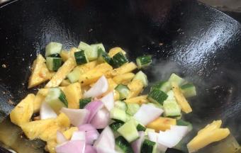 加入黄瓜和洋葱丁炒匀