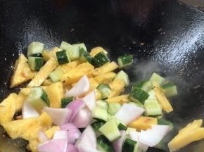 加入黄瓜和洋葱丁炒匀