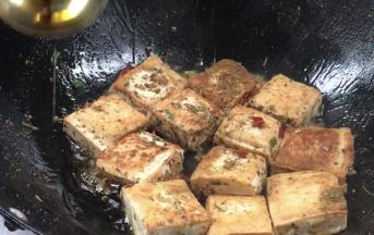 再加少许油，翻拌均匀