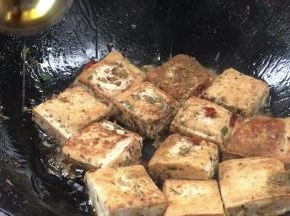 再加少许油，翻拌均匀