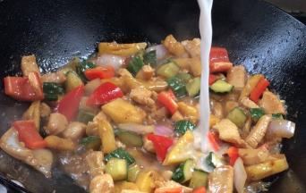 淋入淀粉水勾芡即可