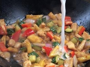 淋入淀粉水勾芡即可
