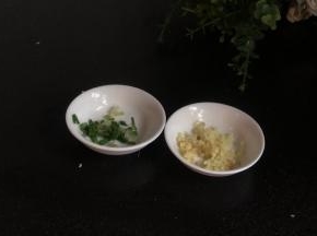 备好葱花和姜末