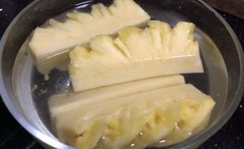 菠萝用盐水浸泡半小时