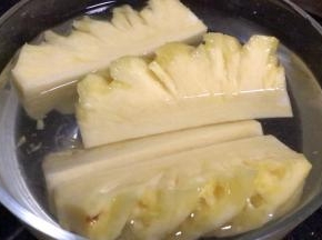 菠萝用盐水浸泡半小时