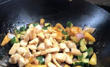加入鸡肉炒匀