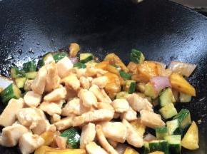 加入鸡肉炒匀