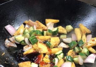 加入蚝油和生抽炒匀