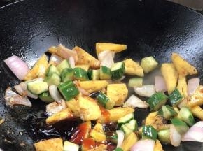 加入蚝油和生抽炒匀