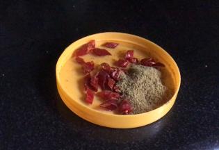 备好干辣椒碎和孜然粉
