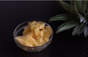 菠萝捞出洗净沥水，切成小块