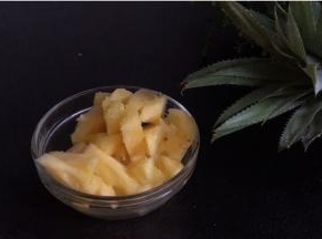 菠萝捞出洗净沥水，切成小块