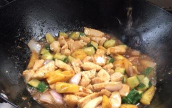 加入少许清水，烧入味