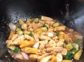 加入少许清水，烧入味