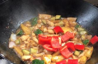 红椒丁炒匀