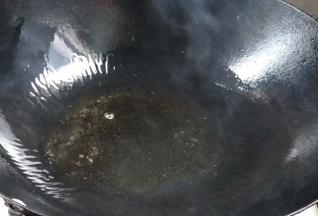 起锅烧油至七成热