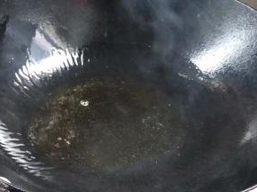 起锅烧油至七成热