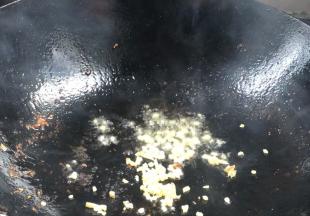 就着油锅，放入姜末炒香