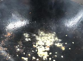 就着油锅，放入姜末炒香