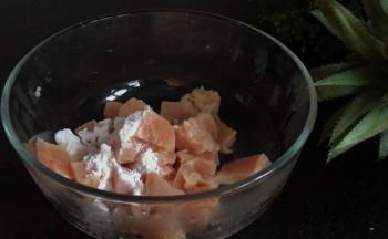 加入料酒、生抽和淀粉抓匀腌制备用