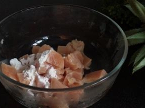 加入料酒、生抽和淀粉抓匀腌制备用